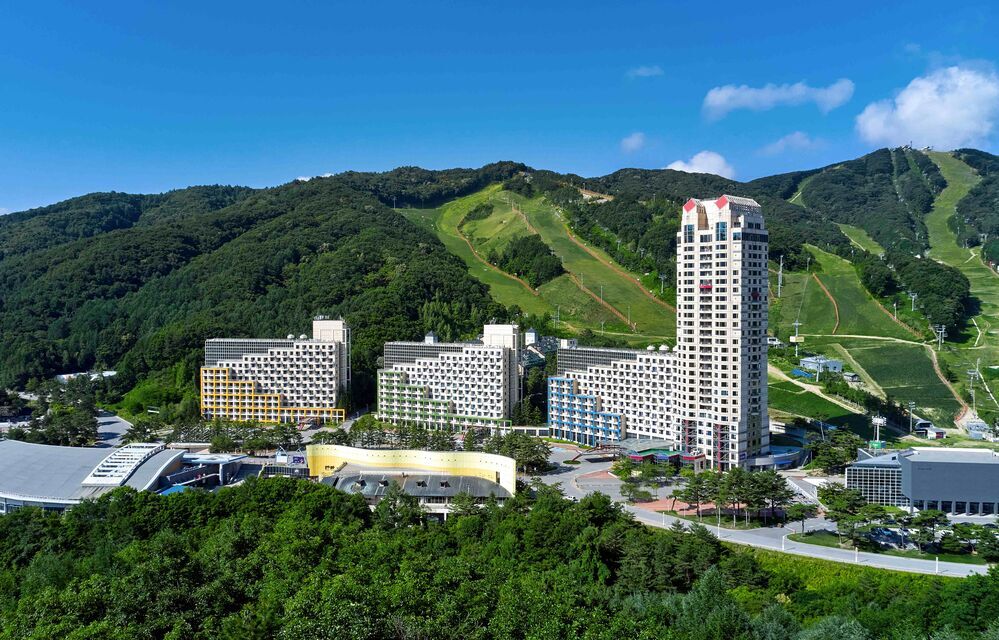 산과 워터파크가 보이는 휘닉스 파크 평창